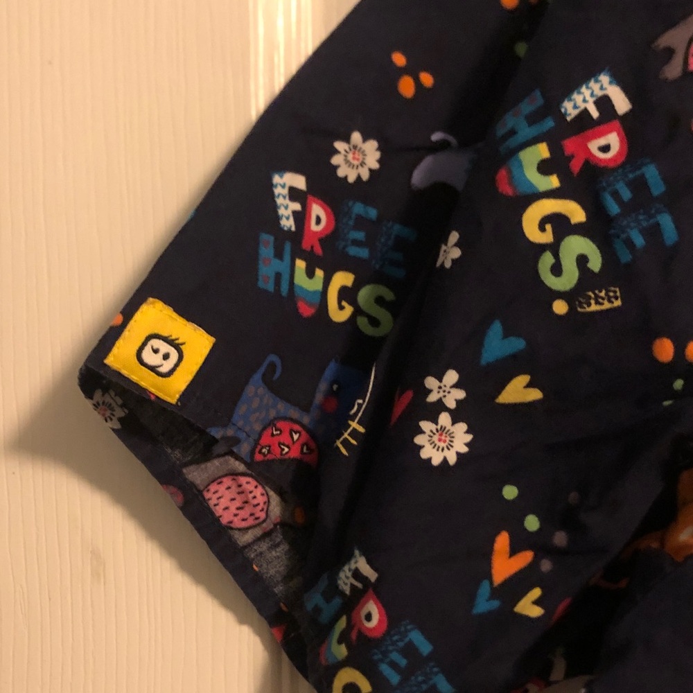 Cat themed WonderWink Graphic scrub top Multicolor - Picture 5 of 5
